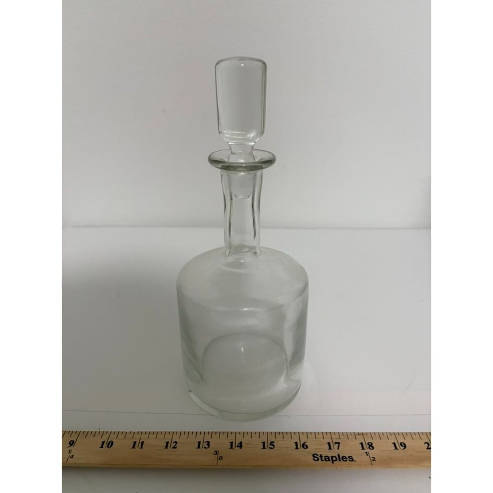 Very Lovely Elegant Glass Decanter. Glows under a black light. - Picture 9 of 9